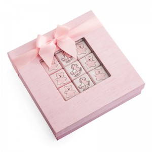 Boîte à bonbons rose avec ruban
